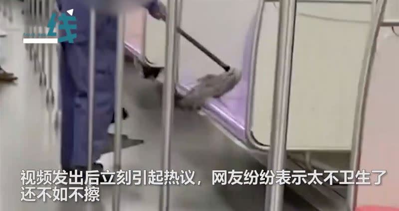 上海地鐵清潔過程惹議。（圖／翻攝自燃新聞微博）