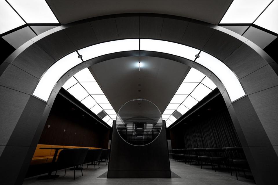 星宇航空全新貴賓室以「時空列車」為概念，在商務艙設置寬敞沙發區及開放式座位區。（星宇航空提供）
