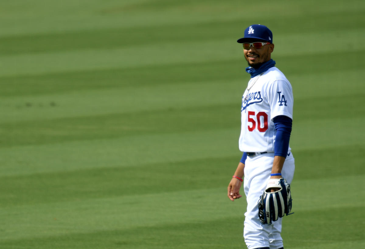 Umpire curses on hot mic during Giants-Padres game: video