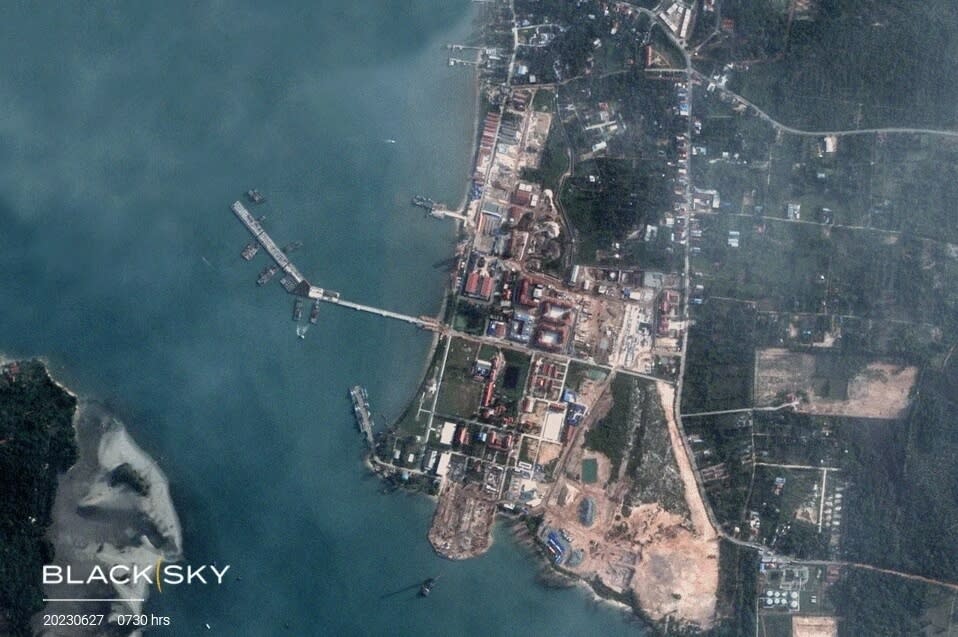 英國《金融時報》2023年7月發表衛星影像，稱中國援助柬埔寨雲壤海軍基地已近完工，並分析興築的碼頭尺寸足以停泊包括航母在內各型戰鬥艦艇。最新影像更發現旁邊還建造了大型乾塢。   圖：擷取自「BlackSky」網站(資料照片)