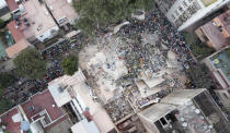 <p>Rescatistas trabajan junto a un edificio colapsado en la colonia Del Valle en Ciudad de México el martes 19 de septiembre de 2017. (AP Foto/Miguel Tovar) </p>