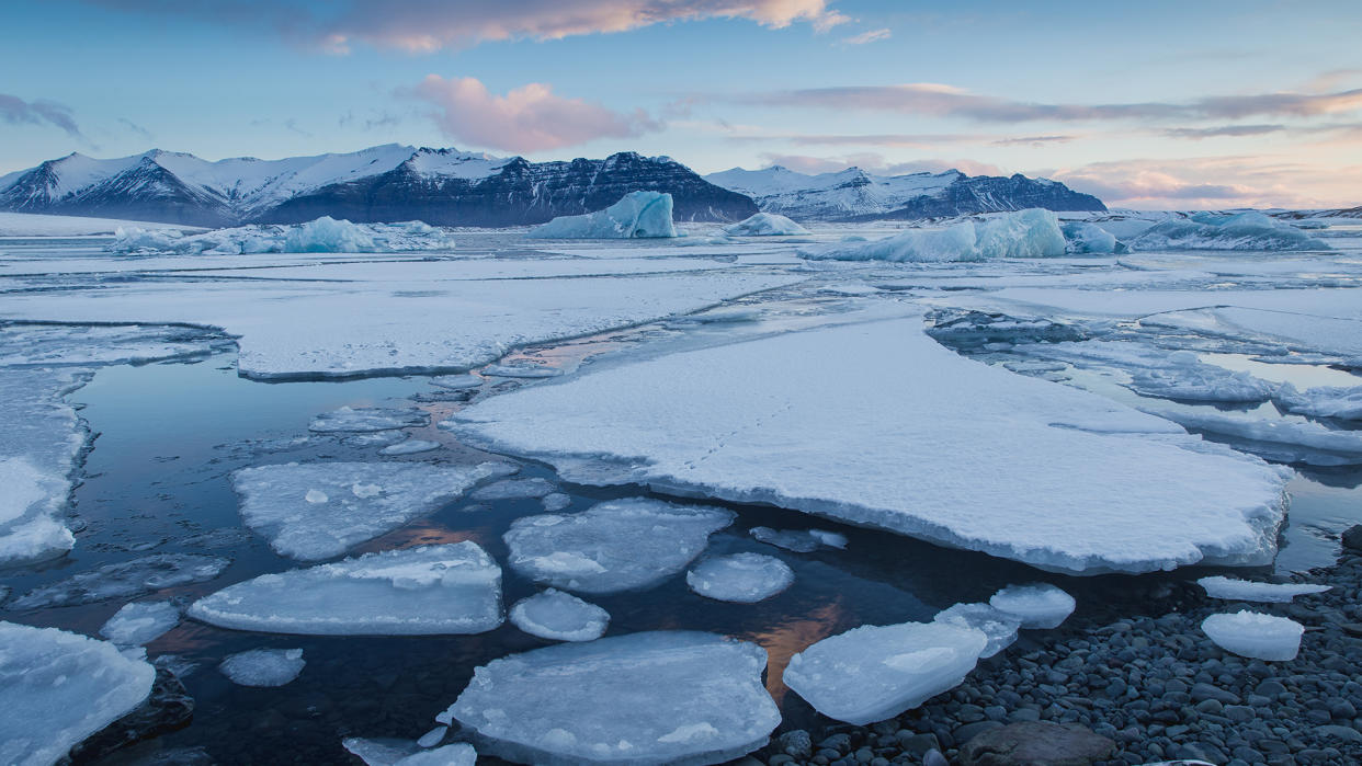  The atmosphere is surreal at dawn in the Jokulsaron lagoon, where seals and a few lucky people can enjoy an endless spectacle, where icebergs float and move slowly dragged by the current. 