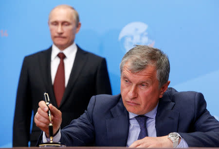 Foto de archivo. El presidento ruso Vladimir Putin y el director ejecutivo de Rosneft Igor Sechin participan de una ceremonia de rúbrica en San Petesburgo, Rusia, 24 de mayo, 2014. REUTERS/Sergei Karpukhin