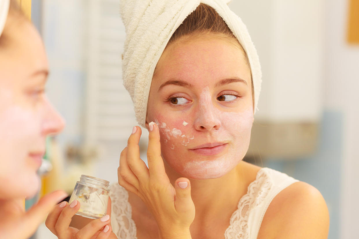 Las condiciones más comunes de la piel, como el acné, pueden empeorar considerablemente si no tenemos la hidratación correcta. (Getty Creative)