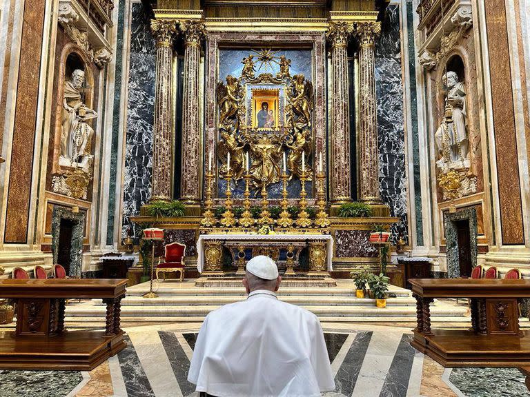 Después de ver el Policlínico Universitario A. Gemelli, esta mañana el Papa Francisco se dirigió a la Basílica de Santa María la Mayor. El Papa se detuvo ante el icono de María, Salus Populi Romani, encomendándole en oración a los niños que encontró ayer en el Servicio de Oncología Pediátrica y Neurocirugía Infantil del Hospital, todos los enfermos y los que padecen enfermedades y pérdidas de sus amados.