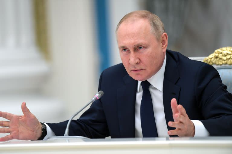 El presidente ruso Vladimir Putin gesticula al dirigirse a los miembros de la Duma Estatal y la Asamblea Federal de La Federación Rusa en el Kremlin, el jueves 7 de julio de 2022 en Moscú, Rusia.