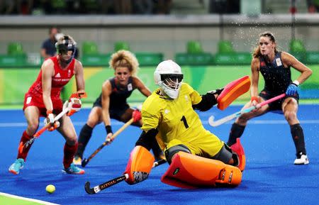 2016 Rio Olympics - Hockey - Final - Women's Gold Medal Match Netherlands v Britain - Olympic Hockey Centre - Rio de Janeiro, Brazil - 19/08/2016. Madeleine Hinch (GBR) of Britain (C) fails to save the goal by Kitty van Male (NED) of Netherlands. REUTERS/Matthew Childs