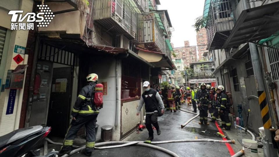 1名男性住戶受困火場死亡。（圖／TVBS）