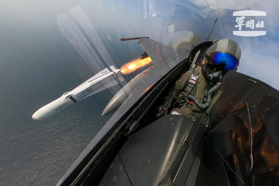空軍F-16V發射AGM-65B小牛飛彈，對海上目標實施炸射。  (軍聞社提供)
