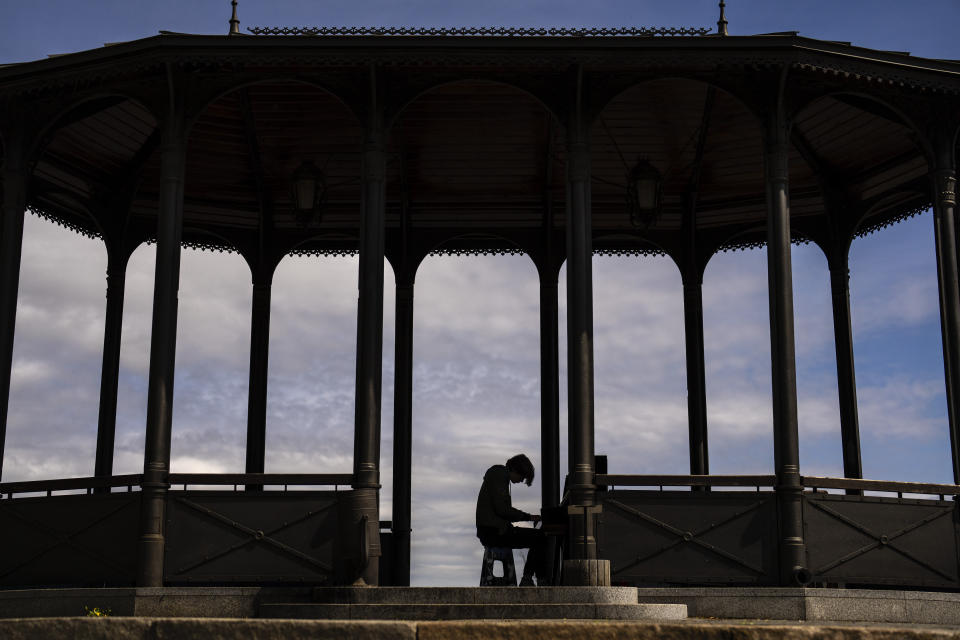 Ukrainian young acting student Gleb Batonskiy plays piano in a public park in Kyiv, Ukraine, Thursday, April 25, 2024. (AP Photo/Francisco Seco)