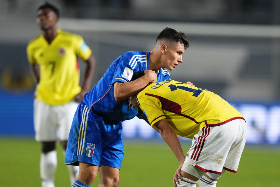 El italiano Mattia Zanotti consuela al colombiano Andrés Salazar, tras el encuentro de cuartos de final de la Copa del Mundo Sub20 en San Juan, Argentina, el sábado 3 de junio de 2023 (AP Foto/Natacha Pisarenko)