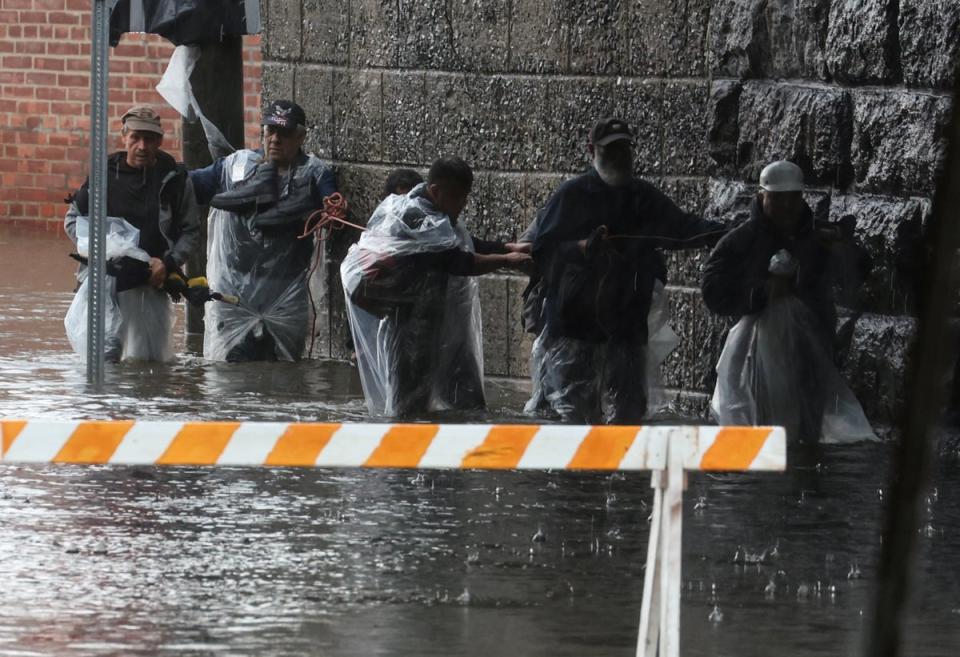 Residentes huyen de las crecientes inundaciones durante una intensa tormenta en el suburbio de Mamroneck en el condado de Westchester, Nueva York (REUTERS)