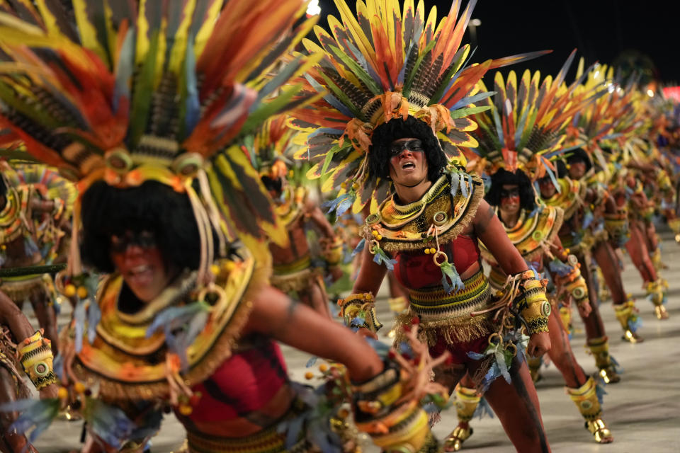 Intérpretes de la escuela de samba Salgueiro desfilan durante las celebraciones de Carnaval en el Sambódromo de Río de Janeiro, Brasil, el lunes 12 de febrero de 2024. (AP Foto/Silvia Izquierdo)