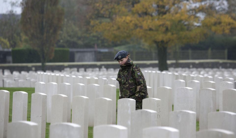 <p>Una niña, cadete de la Real Fuerza Aérea Británica, camina entre las tumbas del cementerio de la Primera Guerra Mundial de Zonnebeke (Bélgica). (Foto: Virginia Mayo / AP). </p>