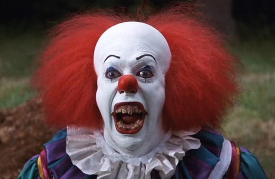 <p>Fue interpretado por <i>Tim Curry</i> y es sin lugar a dudas el payaso más terrorífico por excelencia. </p><p>Tanto es así que cuando filmaron la película, todos los miembros del staff intentaban alejarse del actor cuando estaba disfrazado porque les provocaba pesadillas.</p><p>El año próximo habrá una nueva película que será dirigida por el argentino <i>Andrés Muschietti</i> y en la que <i>Bill Skarsgard</i> se hará cargo del rol del payaso.</p>