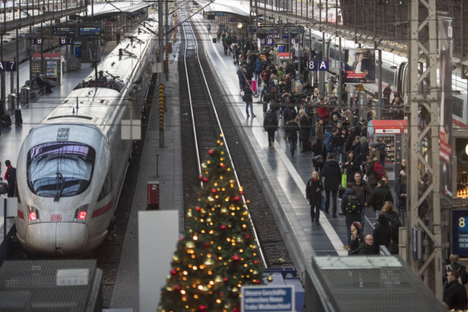 Mit Streiks müssen Fahrgäste zur Weihnachtszeit zwar nicht rechnen. Einschränkungen gibt es jedoch beim Kauf mancher Online-Tickets. (Bild: Getty Images)