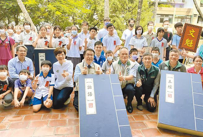 七夕也是五文昌之一「魁星爺」誕辰，台南市政府循古禮舉行「祭魁星」儀式，市長黃偉哲（前排中）祝福學生考試順利、人人都考100分。（曹婷婷攝）