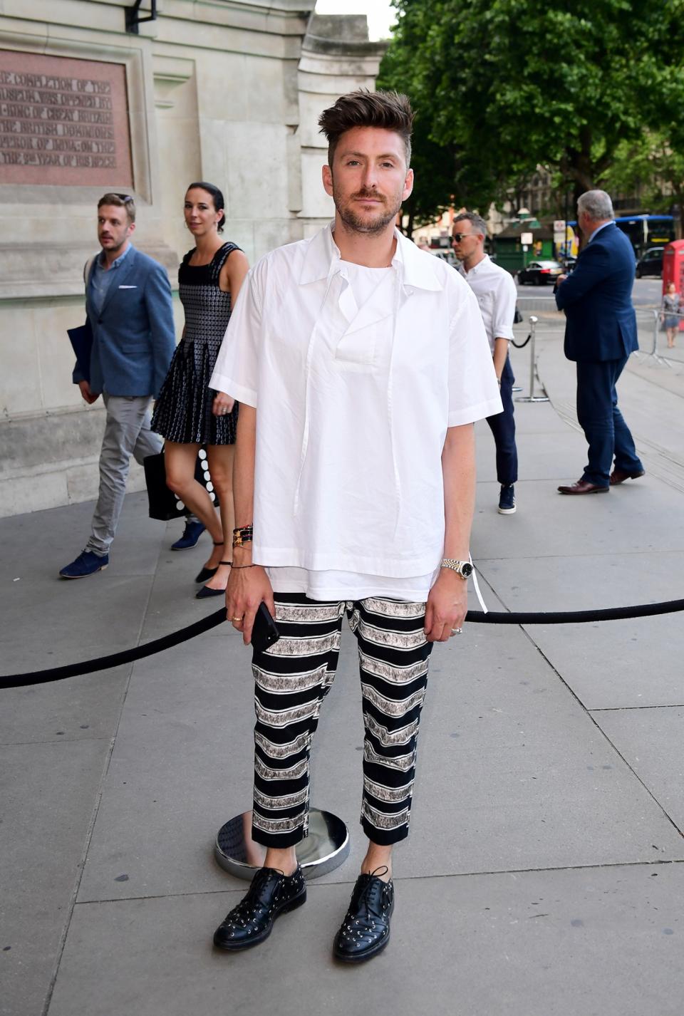 <p>Der London Fashion Week Designer sah in seinem weiten Shirt und gestreiften Hosen cool aus – war für die Veranstaltung aber angesichts der royalen Gäste vermutlich underdressed.<br>[Bild: PA] </p>