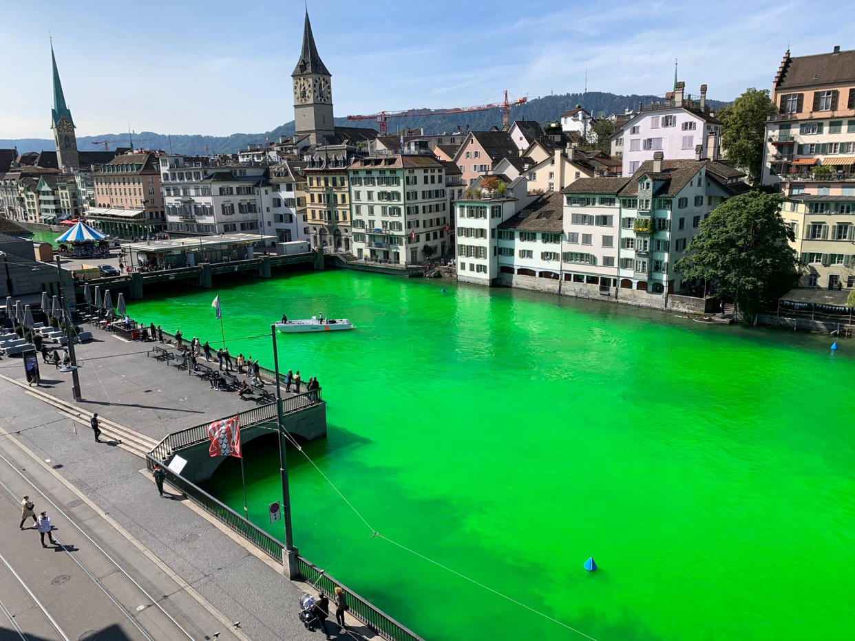 Die Limmat war am Dienstag während einer Aktion von Klimaschützern plötzlich grün gefärbt (Bild: Stadtpolizei Zürich/Handout via Reuters)