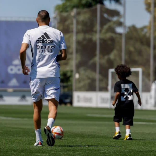 Karim Benzema y su hijo Ibrahim entrenando en Valdebebas credit:Bang Showbiz