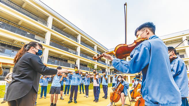 竹北市成功國中弦樂團去年參加全國賽發生斷電，全程「盲奏」在網路爆紅，今年再度奪特優，創下3連霸佳績。（羅浚濱攝）