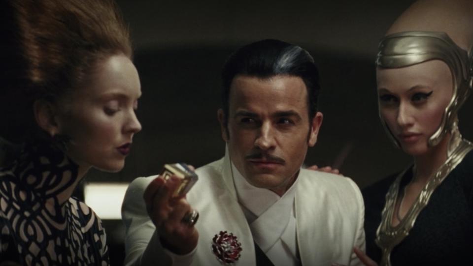 Justin Theroux's Master Codebreaker has a woman blow on his die at the Canto Bight casino in The Last Jedi