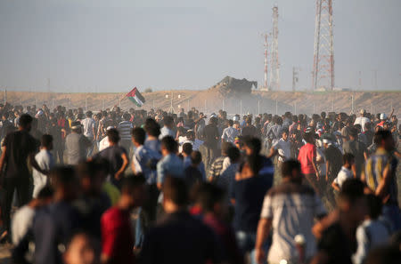 Palestinian demonstrators gather during a protest at the Israel-Gaza border, in the southern Gaza Strip July 27, 2018. REUTERS/Ibraheem Abu Mustafa