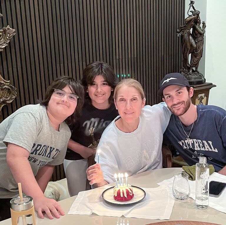 Celine Dion junto a sus hijos, René-Charles y los mellizos Eddie y Nelson