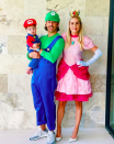 Claire Holt, star des séries Vampire Diaries et The Originals a choisi de déguiser toute sa petite famille en référence à Mario. Trop mignon !