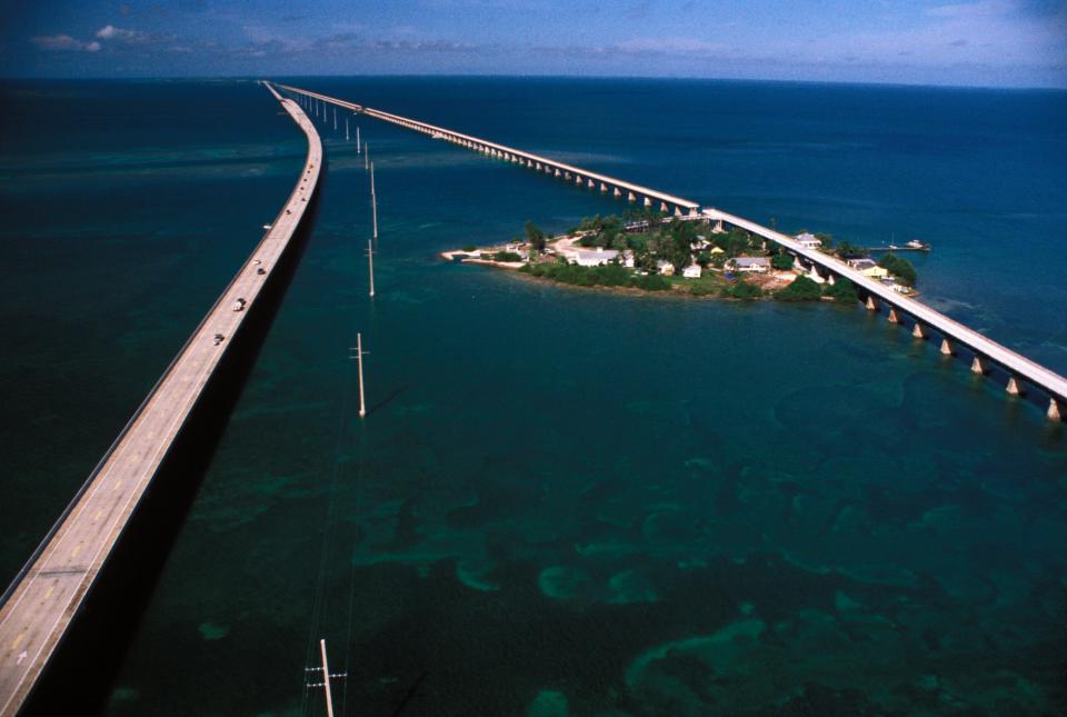 <p>Connecting mainland Florida to the archipelago that ends with Key West is the famous Seven Mile Bridge. Completed in 1912, the highway is part of the 2,369-mile-long US 1.</p>