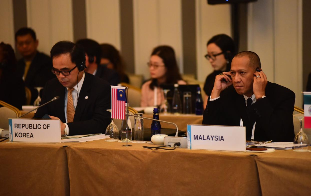 Datuk Seri Mohamed Nazri Abdul Aziz, the then Malaysian Culture and Tourism Minister, and his South Korean counterpart at the T20 Tourism Ministers' Meeting hosted by Turkish Ministry of Culture and Tourism in Antalya, Turkey on 30 September 2015. (PHOTO: Anadolu Agency/Getty Images)