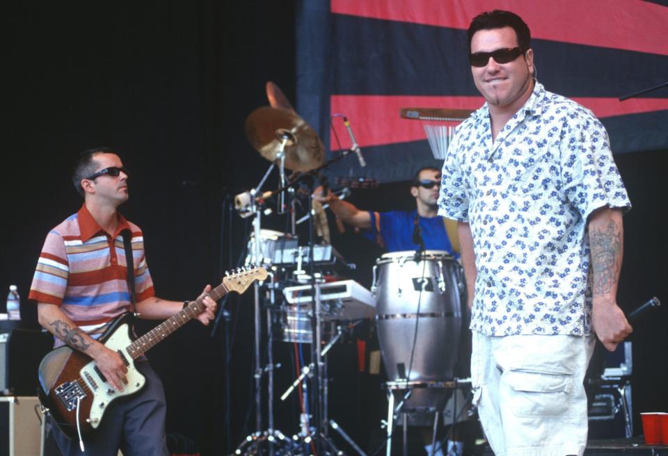 Greg Camp (L) and Steve Harwell of Smash Mouth perform during Live 105's BFD at Shoreline Amphitheatre on June 18, 1999 in Mountain View, California. (Photo by Tim Mosenfelder/Getty Images)