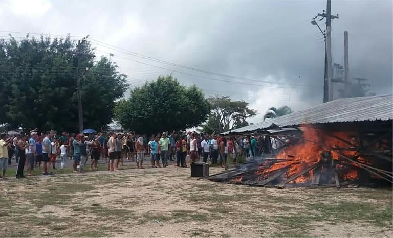 Residents of the Brazilian border town of Pacaraima burn a makeshift camp used by Venezuelan immigrants on August 18, 2018