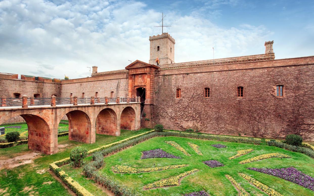 Entrada al castillo de Montjuïc. <a href="https://www.shutterstock.com/es/image-photo/montjuic-castle-barcelona-spain-384911032" rel="nofollow noopener" target="_blank" data-ylk="slk:Shutterstock/TTstudio;elm:context_link;itc:0;sec:content-canvas" class="link ">Shutterstock/TTstudio</a>