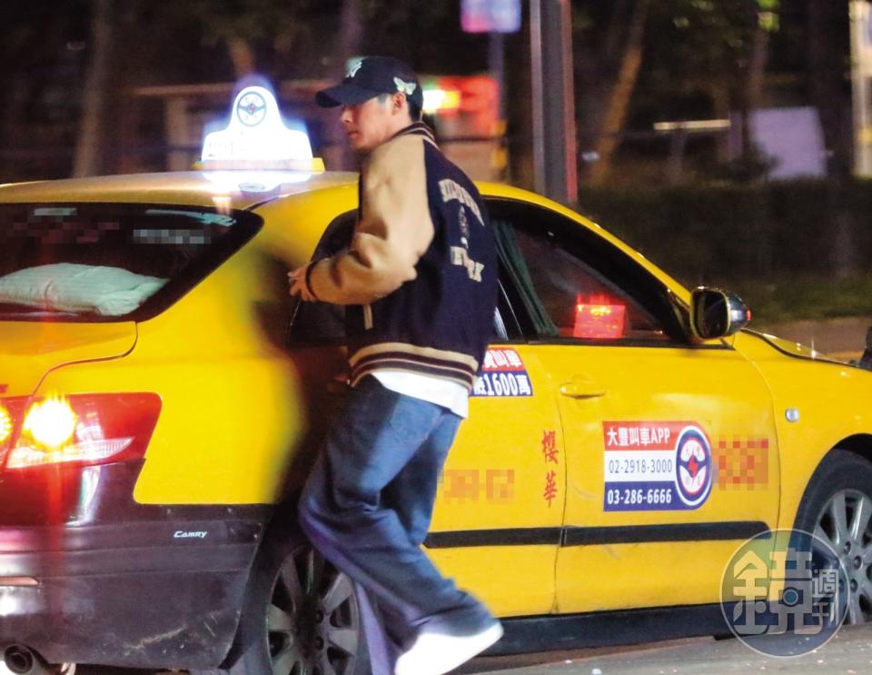 11/29 01:01 返回後發現長髮女未告知就攔車走了，陳奕只好自己搭車回家。