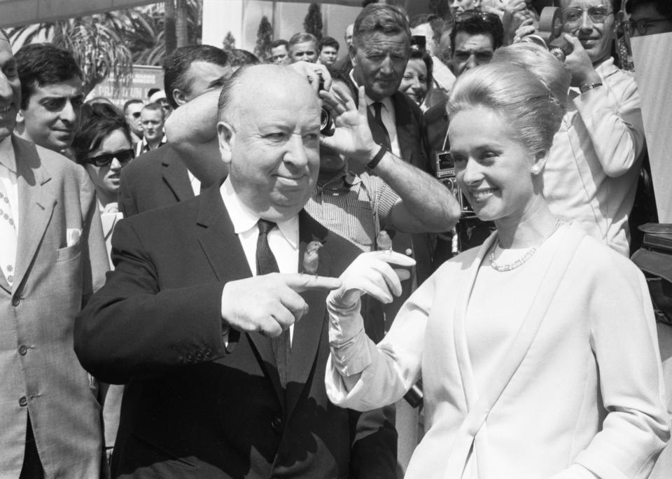 Tippi Hedren et Alfred Hitchcock au Festival de Cannes lors de la présentation du film 'Les Oiseaux' le 10 mai 1965, France. (Photo by REPORTERS ASSOCIES/Gamma-Rapho via Getty Images)