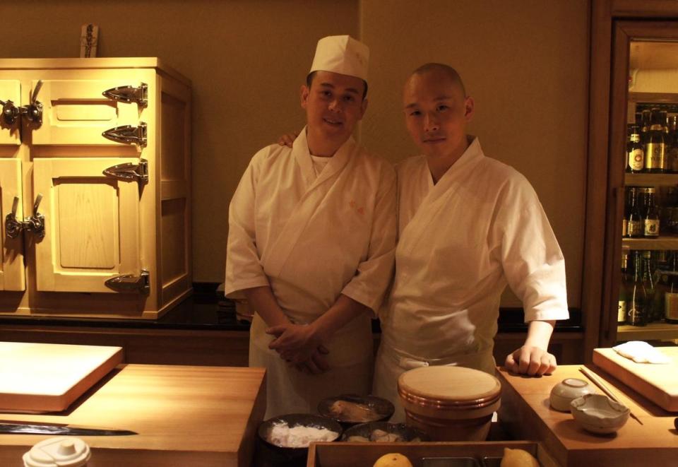 佐藤博之（右）受台北「吉兆割烹壽司」邀請來台客座獻藝，由他設計的米其林星級的握壽司多達25貫，比起在日本供餐的10貫份量高出近2倍。