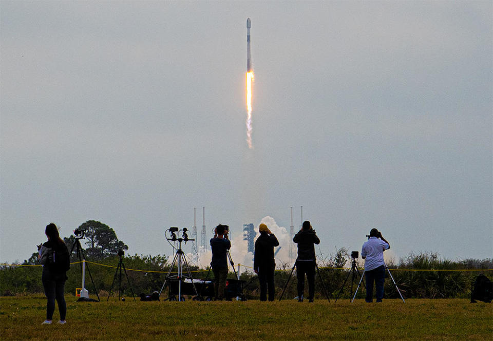 Spaceflight Now photographers, center, and other photojournalists capture launch of a SpaceX Falcon 9 rocket carrying 23 Starlink internet satellites as it climbed away from the Cape Canaveral Space Force Station Thursday.  / Credit: William Harwood/CBS News