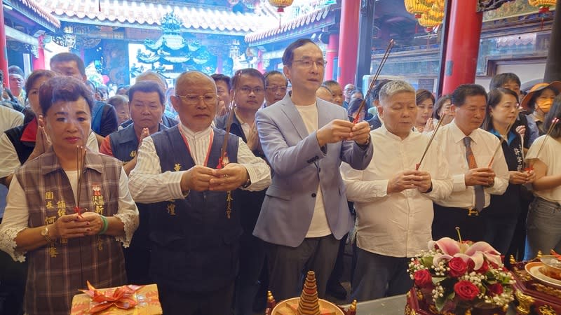 朱立倫新港奉天宮參拜媽祖 國民黨主席朱立倫（前左3）9日中午前往新港奉天 宮，由大甲鎮瀾宮董事長顏清標（前左4）、奉天宮 董事長何達煌（前左2）等人陪同參拜媽祖，祈求風 調雨順、兩岸和平。 中央社記者蔡智明攝  113年4月9日 