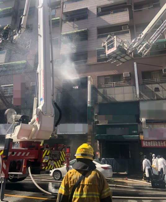 高雄三民區一間店面28日上午發生火警，消防人員救出陳姓兄弟，成功逃生的弟弟表示，睡夢中被哥哥叫醒要他快跑，但哥哥卻表示要找狗狗受困，被救出時已無生命跡象送醫急救。（高市消防局提供）