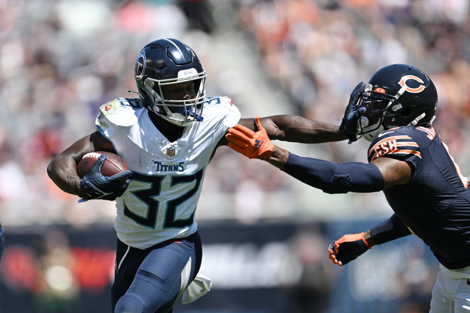 CHICAGO, ILLINOIS - 12 DE AGOSTO: Tyjae Spears #32 do Tennessee Titans dá um golpe duro em Eddie Jackson #4 do Chicago Bears no primeiro tempo durante um jogo de pré-temporada no Soldier Field em 12 de agosto de 2023 em Chicago, Illinois. (Foto de Quinn Harris/Getty Images)