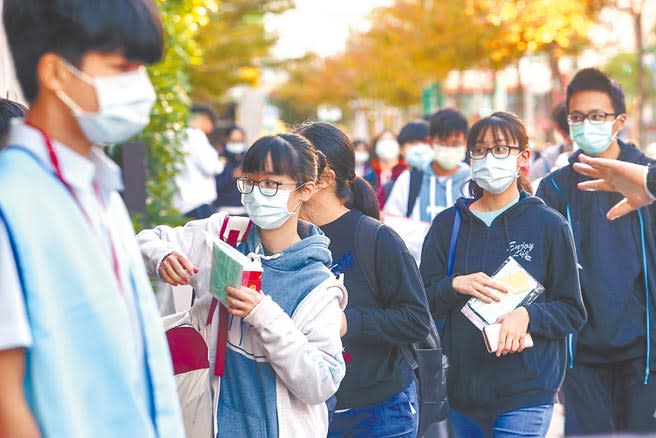 今年大學「個人申請」入學第一階段篩選結果昨公布，通過人數為6萬8682人，通過篩選比例80.40％，較去年略減1.32個百分點，是3年來最低。（本報資料照片）