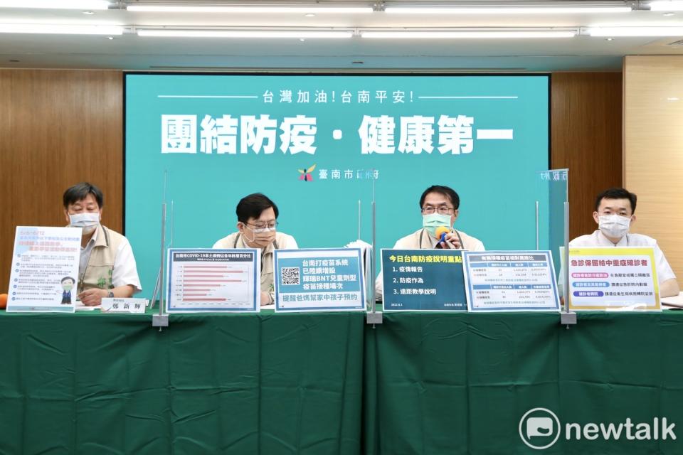 台南市政府召開COVID-19防疫記者會，台南市長黃偉哲表示，台南今日新增7,634名確診病例，台南市高中以下學校及公立幼兒園，自6/6至6/12持續暫停實體授課，採線上教學，若學校所在區域未受到疫情影響，得經防疫專責小組決議，維持實體授課方式。   圖：台南市政府提供