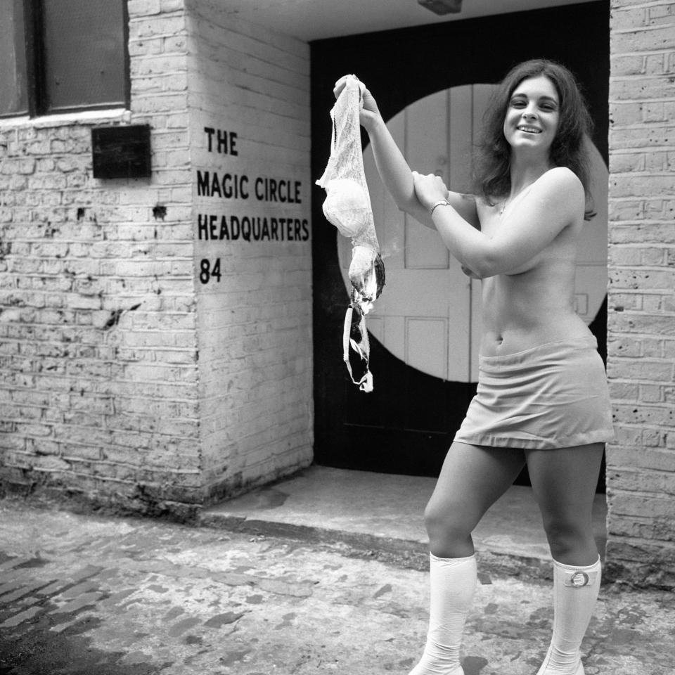 <h1 class="title">Woman burns bra in 1972</h1><cite class="credit">Getty Images</cite>