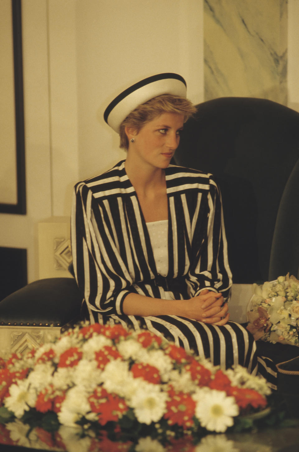 Diana, Princess of Wales  (1961 - 1997) wearing an Emanuel dress upon her arrival at Bahrain airport, November 1986. (Photo by Jayne Fincher/Princess Diana Archive/Getty Images)