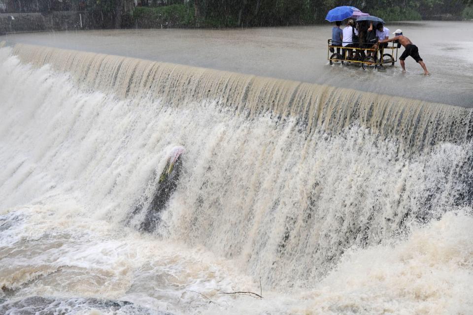 Typhoon Koppu pounds the Philippines