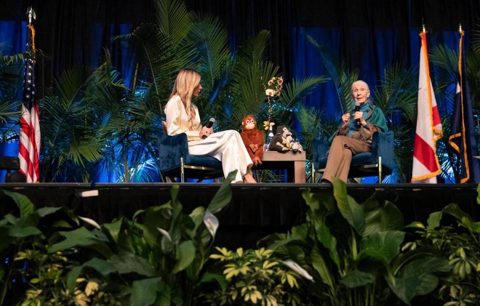 La doctora Mireya Mayor, primatóloga, directora de exploración y comunicación científica de la Facultad de Artes, Ciencias y Educación de FIU, habló con la doctora Jane Goodall al final de la conferencia.