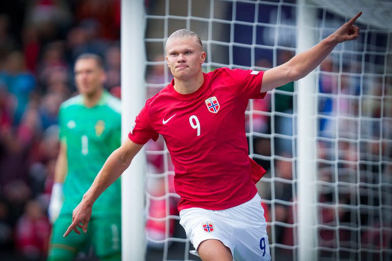 Erling Haaland festeja un gol durante el partido de UEFA Nations League que disputaron Noruega y Suecia.