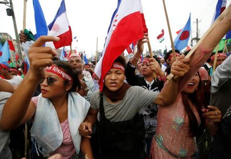 Supporters of Federal Alliance, a coalition of Madhes-based parties and other ethnic political parties and organizations, protest against the constitution near Singha Durbar office complex that houses the Prime Minister's office and other ministries in Kathmandu, Nepal, May 15, 2016. REUTERS/Navesh Chitrakar