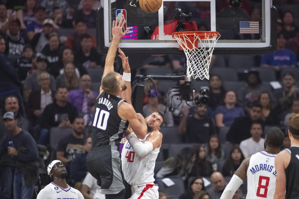 Sacramento Kings forward Domantas Sabonis (10) shoots over Los Angeles Clippers center Ivica Zubac (40) during the first quarter of an NBA basketball game in Sacramento, Calif., Saturday, Oct. 22, 2022. (AP Photo/Randall Benton)